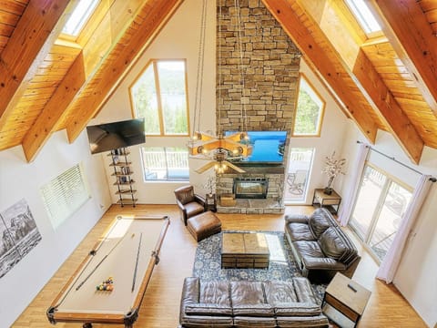 Communal lounge/ TV room, Billiard, Living room, Seating area, Lake view, Mountain view