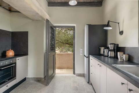 Facade/entrance, Coffee/tea facilities, Kitchen or kitchenette