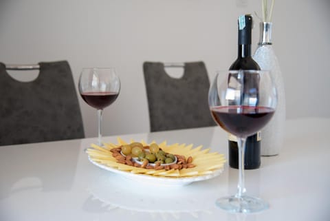 Food and drinks, Food, Drinks