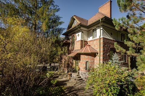 Property building, Spring, Day, Garden, Garden view