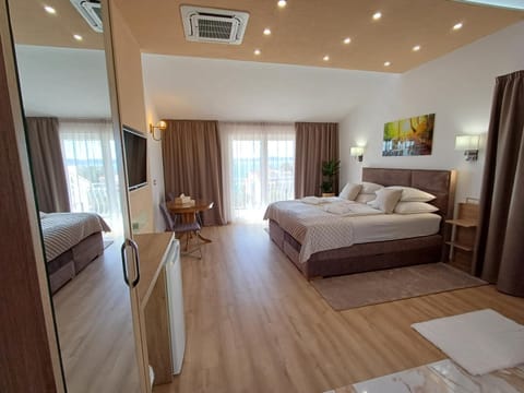 Bed, TV and multimedia, Bedroom, towels, air conditioner