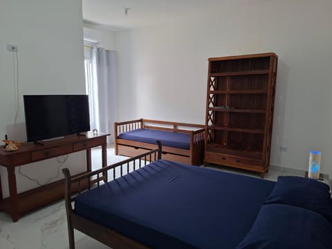 Bed, TV and multimedia, Photo of the whole room