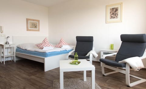 Bed, Photo of the whole room, Seating area