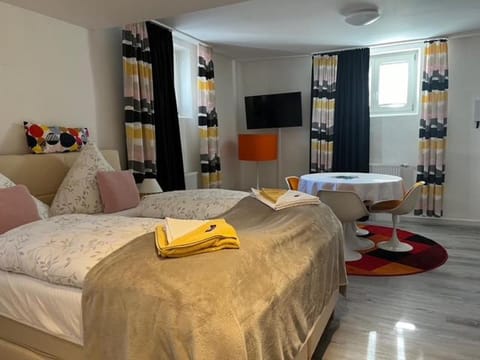 Bed, TV and multimedia, Living room, Photo of the whole room, Seating area, Bedroom, towels