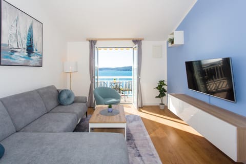 Communal lounge/ TV room, TV and multimedia, Living room, Seating area, Sea view