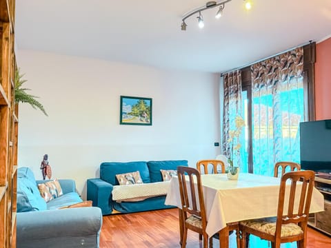 Communal lounge/ TV room, TV and multimedia, Living room, Dining area