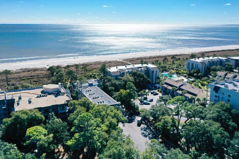 Updated Kitchens Baths King Bed, 2 Doubles & Twin Bikes & Beach Gear included House in South Forest Beach