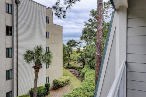 Updated Kitchens Baths King Bed, 2 Doubles & Twin Bikes & Beach Gear included House in South Forest Beach