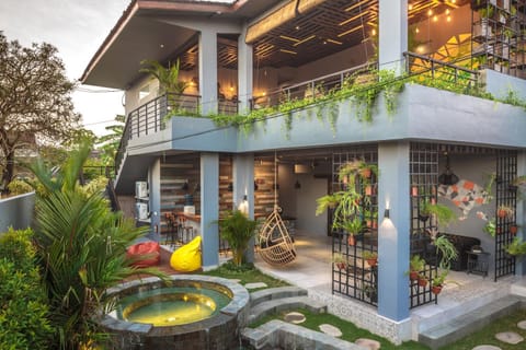 Property building, Facade/entrance, Garden, Living room, Swimming pool