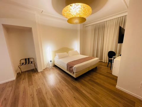 Bed, TV and multimedia, Photo of the whole room, Bedroom