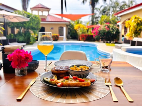 Restaurant/places to eat, Food and drinks, Pool view