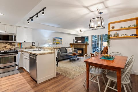 TV and multimedia, Living room, Dining area, fireplace, kitchen