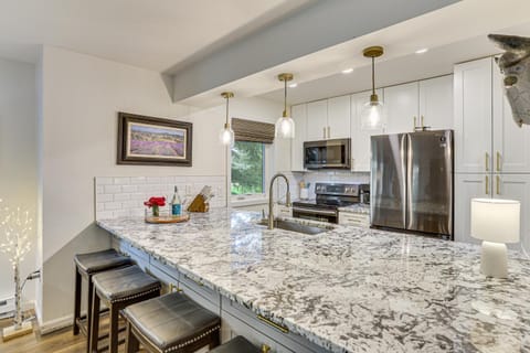 Hike, Ski and Golf Fully Renovated Edwards Townhome Apartment in Edwards