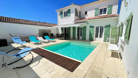 Property building, Patio, Pool view, Swimming pool, sunbed