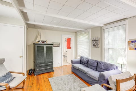 Walk to Lake Historic Lakeside Marblehead Cottage House in Lakeside