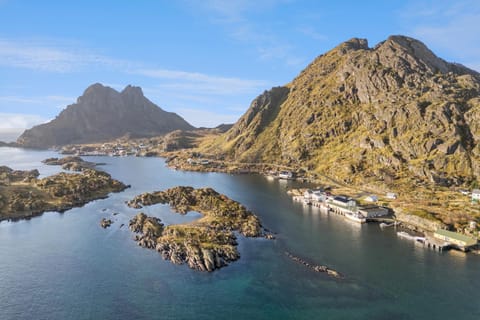 Akselhuset-Koselig hus rett ovenfor kaikanten midt i Lofoten House in Lofoten