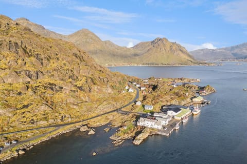Akselhuset-Koselig hus rett ovenfor kaikanten midt i Lofoten House in Lofoten