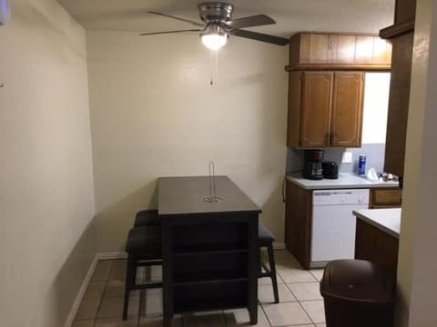 Simple 1-bedroom unit upstairs close to Fort Sill! Apartment in Lawton