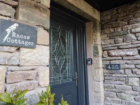 Macaw Cottages No 4 Apartment in England