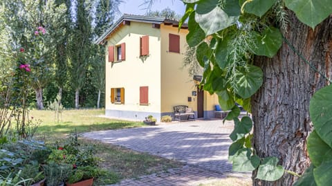 Property building, Spring, Day, Natural landscape, Garden, Garden view