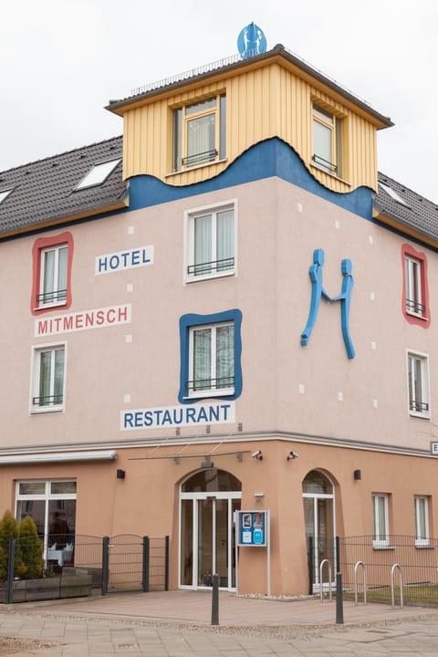 Facade/entrance
