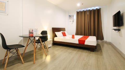 TV and multimedia, Seating area, Bedroom