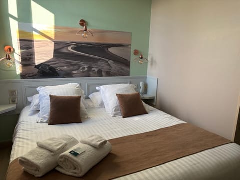 Logis Hôtel- Restaurant Le Relais Guillaume de Normandy-PARKING GRATUIT-Bornes électriques-VUE BAIE TERRASSE-Calme Hotel in Hauts-de-France