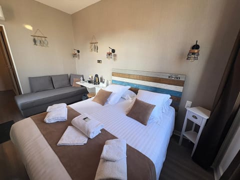 Logis Hôtel- Restaurant Le Relais Guillaume de Normandy-PARKING GRATUIT-Bornes électriques-VUE BAIE TERRASSE-Calme Hotel in Hauts-de-France