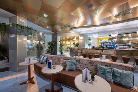 Restaurant/places to eat, Lounge or bar, Banquet/Function facilities