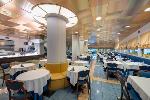 Restaurant/places to eat, Seating area