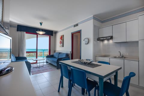 Kitchen or kitchenette, Seating area