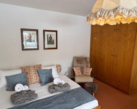 Bed, Bedroom, towels