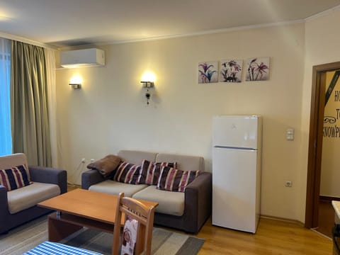 Kitchen or kitchenette, Living room, Seating area