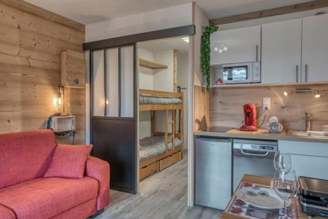 Bed, Kitchen or kitchenette, Living room
