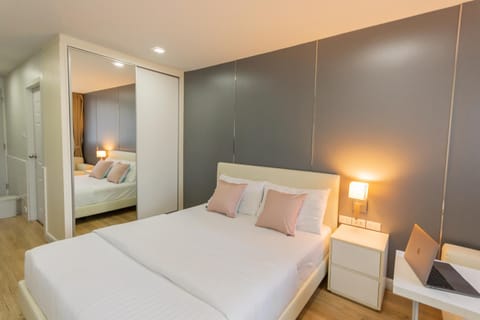 Bed, Photo of the whole room, Bedroom, wardrobe