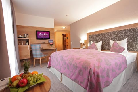 Bed, Photo of the whole room, Decorative detail, Bedroom