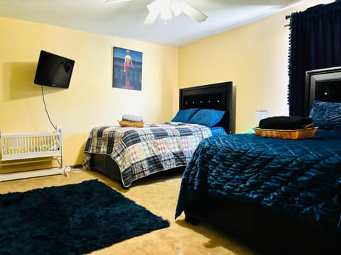 Bed, TV and multimedia, Photo of the whole room, Evening entertainment, Bedroom