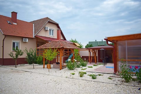 Property building, Spring, Garden, Garden, Garden view, Swimming pool, Inner courtyard view