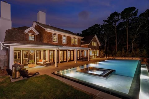 Property building, Patio, Night, Garden, Hot Tub, Seating area, Dining area, Garden view, Pool view, Swimming pool, sunbed