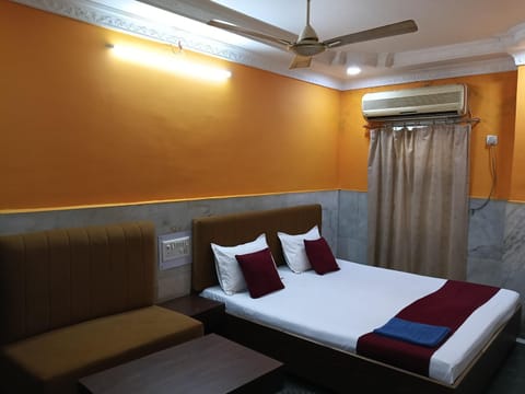 Bed, Photo of the whole room, Seating area, Bedroom, air conditioner