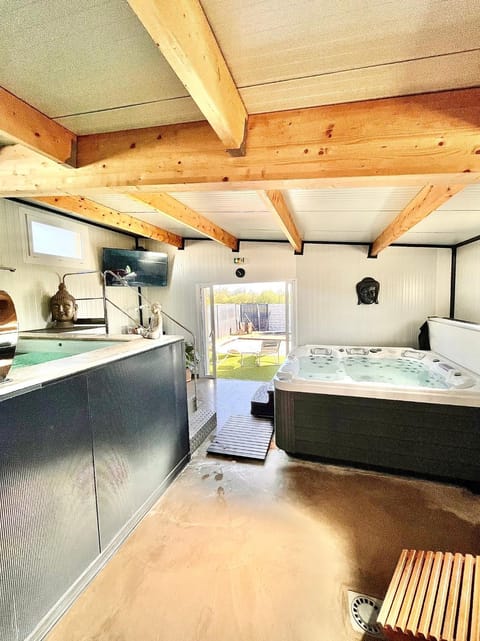 Belle Villa 6 pers 2h espace bien-être privatisé inclus 80 m2 de détente garantie Villa in Brittany