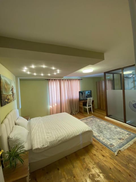 Bed, TV and multimedia, Photo of the whole room