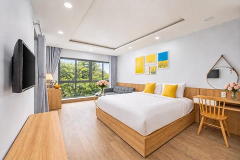 TV and multimedia, Photo of the whole room, Seating area, Bedroom