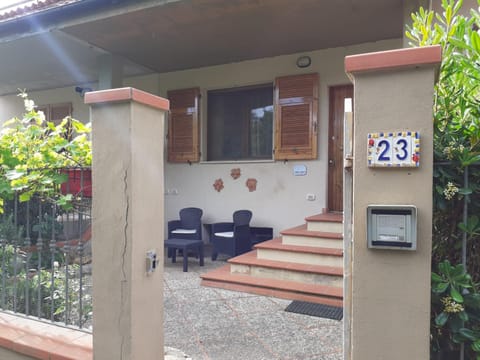 Patio, Facade/entrance