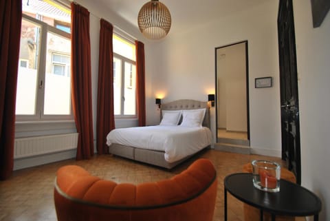 Bed, Photo of the whole room, Seating area, Bedroom