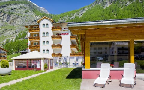 Property building, Patio, View (from property/room), Spa and wellness centre/facilities, sunbed