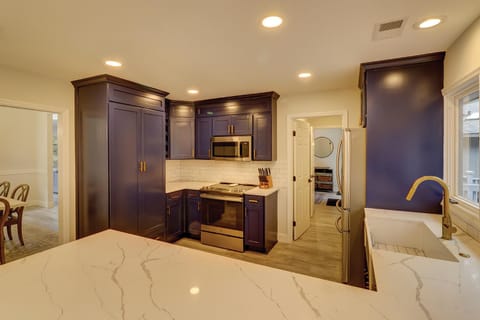 Pet Friendly New Kitchen & Baths, 3 Kings 2 Bunks 2 Twins Bikes & Beach Gear included House in Hilton Head Island