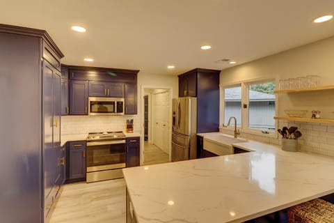 Pet Friendly New Kitchen & Baths, 3 Kings 2 Bunks 2 Twins Bikes & Beach Gear included House in Hilton Head Island