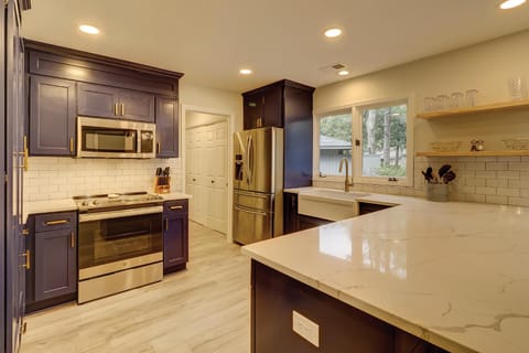 Pet Friendly New Kitchen & Baths, 3 Kings 2 Bunks 2 Twins Bikes & Beach Gear included House in Hilton Head Island