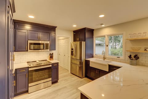 Pet Friendly New Kitchen & Baths, 3 Kings 2 Bunks 2 Twins Bikes & Beach Gear included House in Hilton Head Island